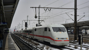 Reisende fÃ¼llen zu Weihnachten die BahnhÃ¶fe Deutschlands.